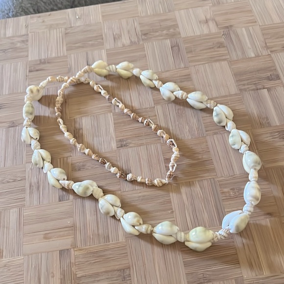 Long shell necklace - Picture 1 of 5